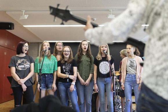 grupo de alumnos suizos cantando