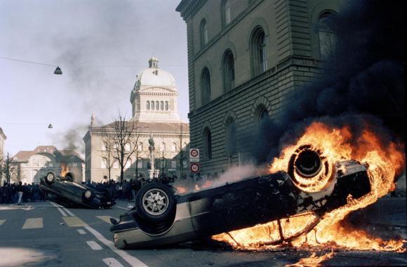 Manifestation avec une voiture brûlée devant le Palais fédéral