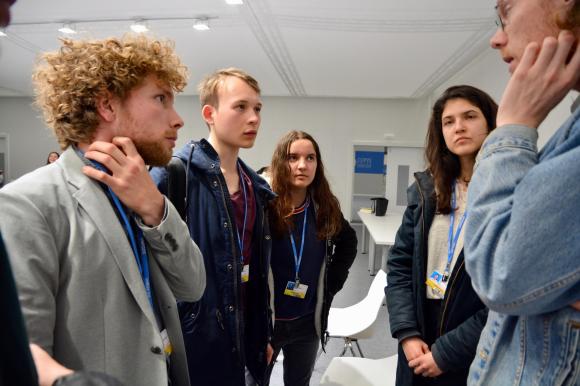 giovani che discutono