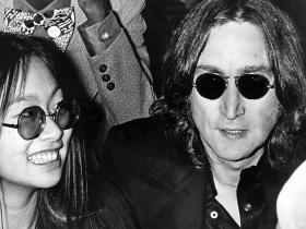Occhiali da sole di John Lennon venduti a 180 mila franchi - SWI  swissinfo.ch
