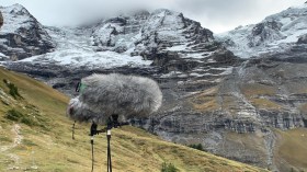 microfonos en paisaje alpino