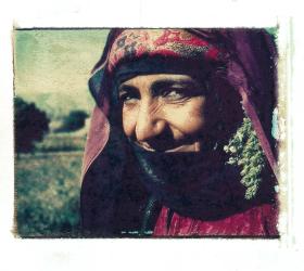 صورة مرأة بزي يمني تقليدي