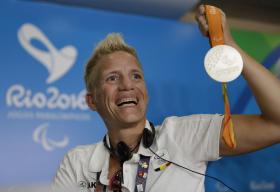 Marieke Vervoort muestra su medalla de plata.