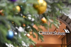 logo do Credit Suisse enquadrado por árvores de natal