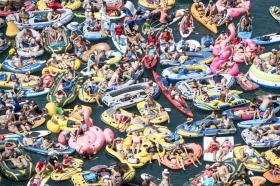 2020年、違反せずに浮いている方法は？ルツェルン湖にひしめくゴムボート。2018年撮影