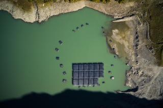 paneles solares sobre un lago