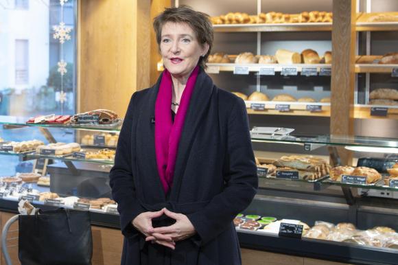 2020年瑞士总统西蒙奈特·索马鲁嘎从自家附近的面包店里发表新年祝辞。