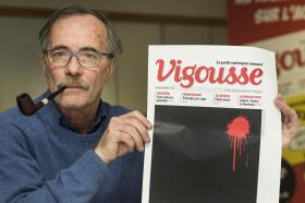Karikaturist Thierry Barrigue mit der Titelseite von Vigousse am 7. Januar 2015