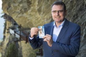 رجل يعرض ورقة نقدية جديدة من فئة 100 فرنك سويسري