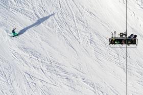Esquiador en pista alpina