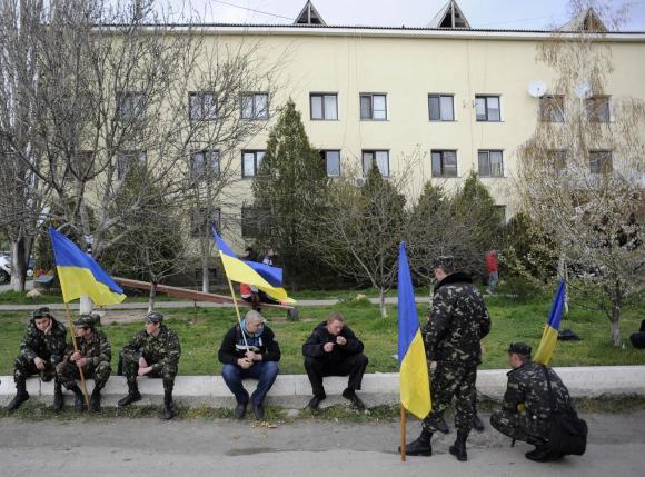 мужчины сидят с украинскими флагами