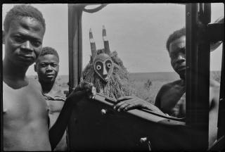Trois hommes noirs avec un masque près d une voiture.