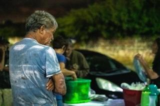 Ein Bedürftiger wartet auf die Dusche.