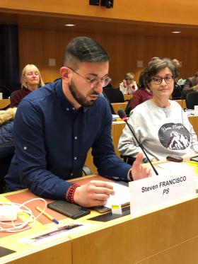 Homem, e mulher no Parlamento em Genebra