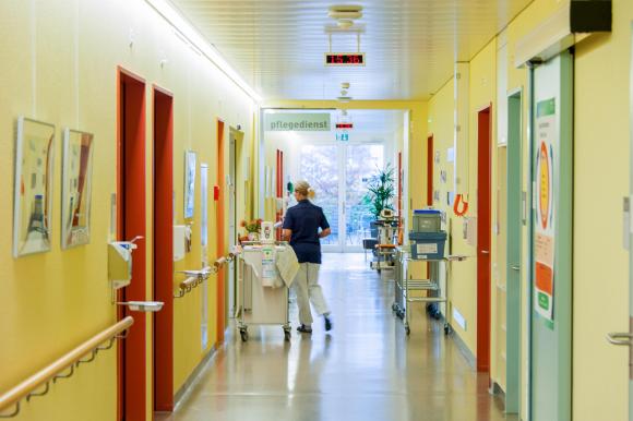医院的黄色走廊和护士背影