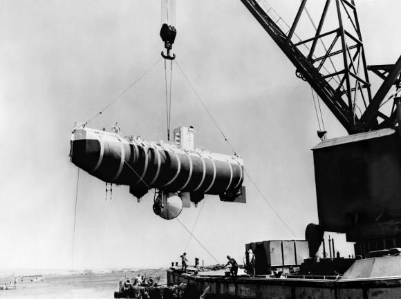 Bathyscaphe au bout d une grue.