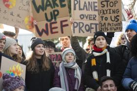 Sactivistas climáticos en manifestación. Al centro, Greta Thunberg.