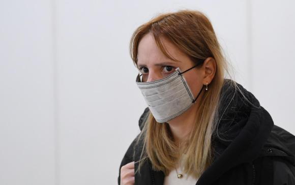 2020年1月24日，一名戴着口罩的女性抵达英国伦敦希思罗机场。因出现疑似病例，英国开始对从中国飞抵英国的航班进行监测筛查。但与瑞士一样，目前英国疑似病例已被排除。