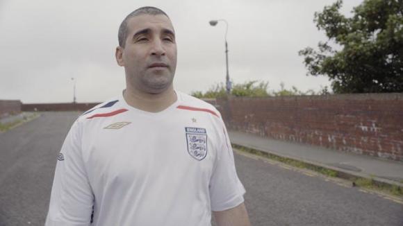 رجل يرتدي زي المنتخب الوطني الانجليزي لكرة القدم
