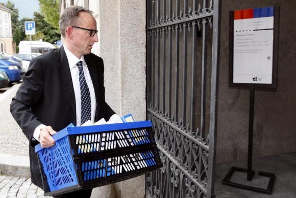 Un homme porte une caisse