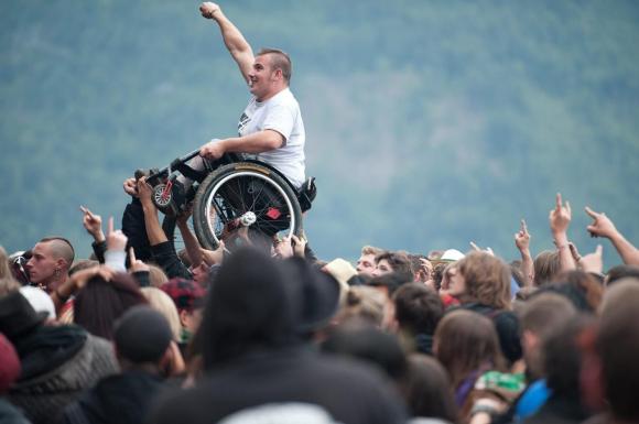 парень в инвалидной коляске на концерте