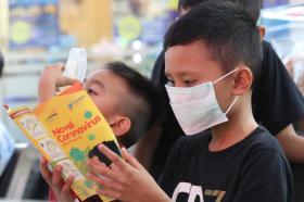 niño lee un folleto sobre el nuevo coronavirus