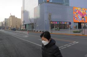 Persona con mascarilla en Pekín