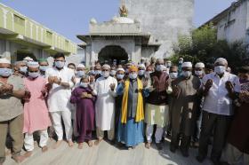 在印度，已經確診了首例冠狀病毒感染病例。在艾哈邁達巴德，虔誠的穆斯林戴著面具，祈求得到保護。