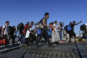 migrantes caminando con sus valijas