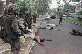 Soldados y muertos en las calles de Panamá