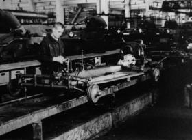 Un hombre trabajando en una fábrica