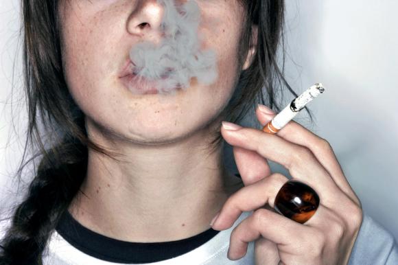 大部分瑞士人在青年时期开始吸烟。