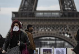 本月初在巴黎就已有当地人戴上了口罩。
