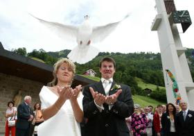 زوجان سويسريان في حفل الزفاف