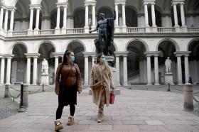 Turistas con mascarillas en Milán