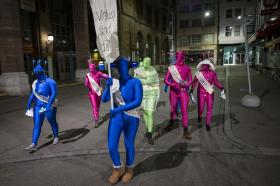 3月2日(週一)清晨一小群人裝扮成病毒，嘲諷對巴塞爾狂歡節的禁令。