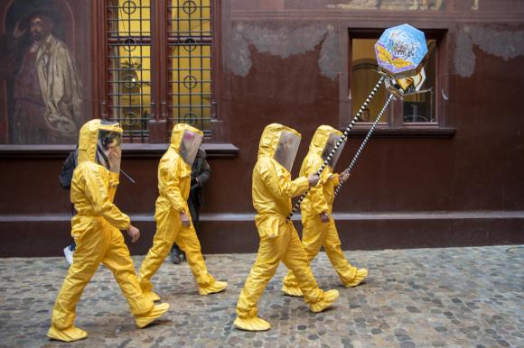鉴于新型冠状病毒疫情扩散影响，包括巴塞尔狂欢节在内的瑞士各地一系列狂欢节庆祝活动，目前均已取消。