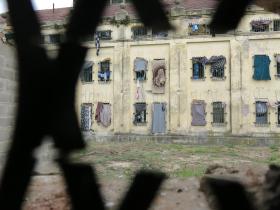 Vista lateral de cárcel de Coronda en ruinas