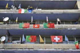 Balcones con banderas colgadas