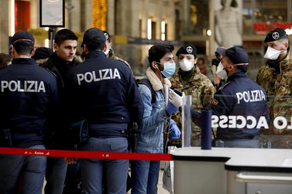 Patrouille von Polizei und Militär in einer Stadt Italiens