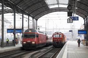 قطار في محطة في سويسرا