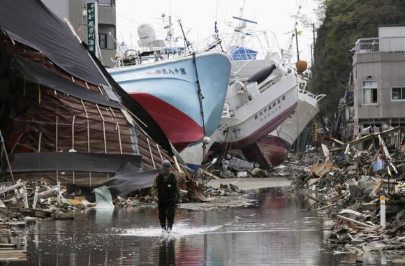 大津波によって宮城県気仙沼市鹿折地区に打ち上げられた漁船