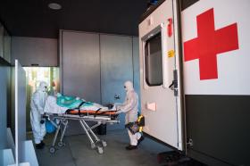 2020年3月13日，瑞士士兵在帮助运送一名新冠病毒感染者到瑞士南部洛迦诺La Carita州立医院。
