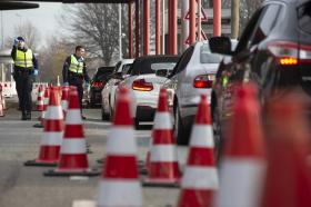 瑞士边检人员在检查所有瑞士与法国边境的入境人员。