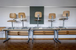 Blick in ein leeres Schulzimmer in der Primarschule Tellenmatt