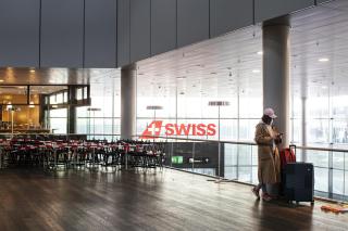 スイス政府は新型コロナウイルスの感染拡大を防ぐため、国内全土で封鎖措置を宣言。17日、チューリッヒ空港ではレストランが閉鎖された。日用品や薬局など生活必需サービスを除き、全店舗が閉店している。