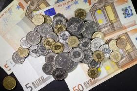 ユーロ紙幣とフラン貨幣