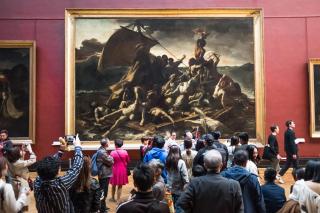 Turistas se reúnen y toman una foto del lienzo del artista francés Théodore Géricault