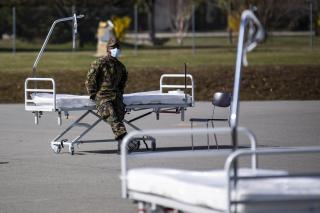 病院で後方支援をするため、配備される前に演習を行うスイス軍の隊員