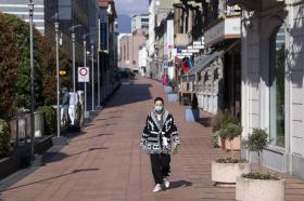 Una persona camina por calle casi desierta de Chiasso